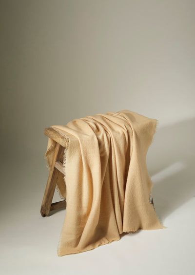 f25_e400_000861_hand felted blanket melange_sandstone_02.jpg