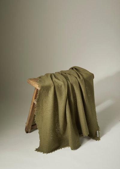 f25_e550_000070_open knitted throw plain_bay leaf_02.jpg