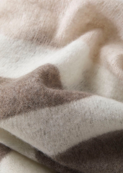 f25_e570_002211_open knitted throw stripe_n.white & coffee_04.jpg