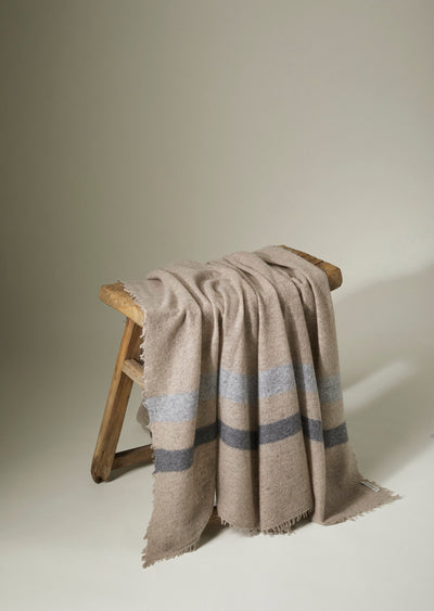 f25_e570_900017_open knitted throw stripe_toast & charcoal_02.jpg