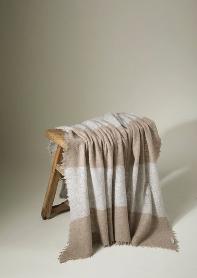 f25_e575_900021_open knitted throw block stripe_l.grey & toast_02.jpg